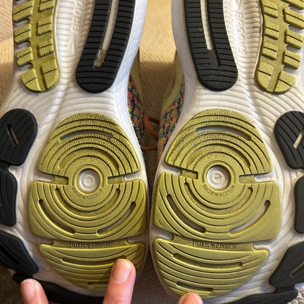 Colorful Brooks running shoes - Picture 5 of 7